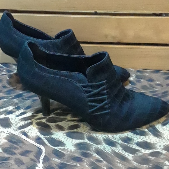 Beautiful Victoria Spencer Booties - Picture 4 of 8